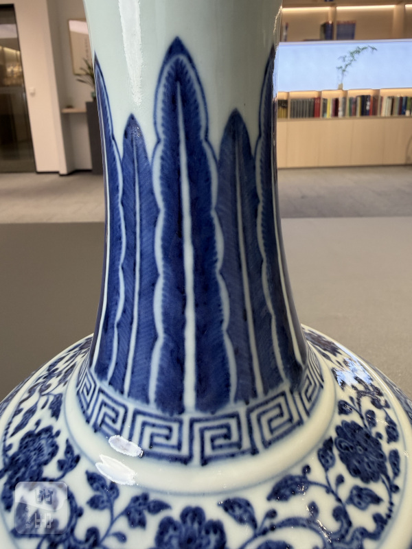清乾隆 青花缠枝莲纹赏瓶 - 图13